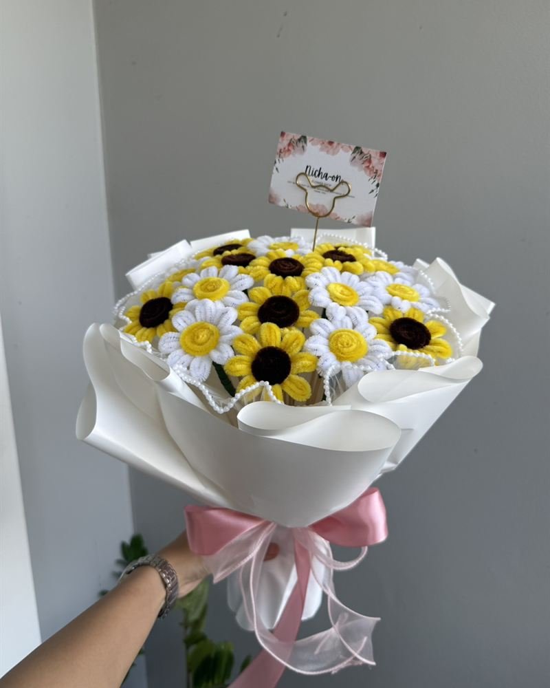 ช่อดอกทานตะวันผสมดอกเดซี่ขาว ห่อกระดาษขาว ผูกริบบิ้นชมพู